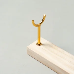 Stativ för ringar i massivt trä – flerlagers förvaring med avtagbart metallrack