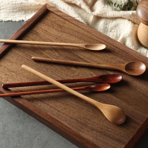 Träsked med långt skaft – liten sked för kaffe och blandning i naturligt trä