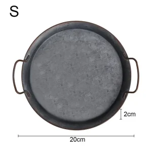 Runt metallbricka med handtag – rustik vintageinspirerad brödfat för servering och dekoration 10 Runt metallbricka med handtag – rustik vintageinspirerad brödfat för servering och dekoration