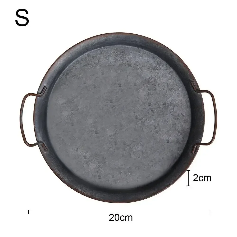 Runt metallbricka med handtag – rustik vintageinspirerad brödfat för servering och dekoration 3 Runt metallbricka med handtag – rustik vintageinspirerad brödfat för servering och dekoration - Bild 3