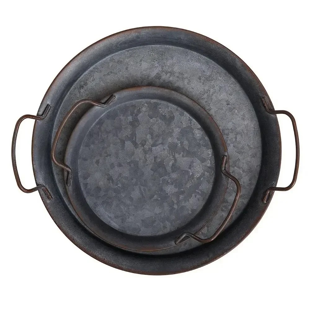 Runt metallbricka med handtag – rustik vintageinspirerad brödfat för servering och dekoration 6 Runt metallbricka med handtag – rustik vintageinspirerad brödfat för servering och dekoration - Bild 6