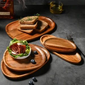 Ovalformad serveringsbricka i akaciaträ