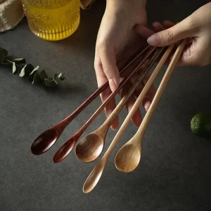 Träsked med långt skaft – liten sked för kaffe och blandning i naturligt trä