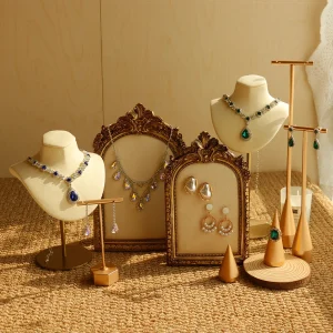 Alternative view of Lyxig halskedjedisplay – porträttmodell i trä för smycken