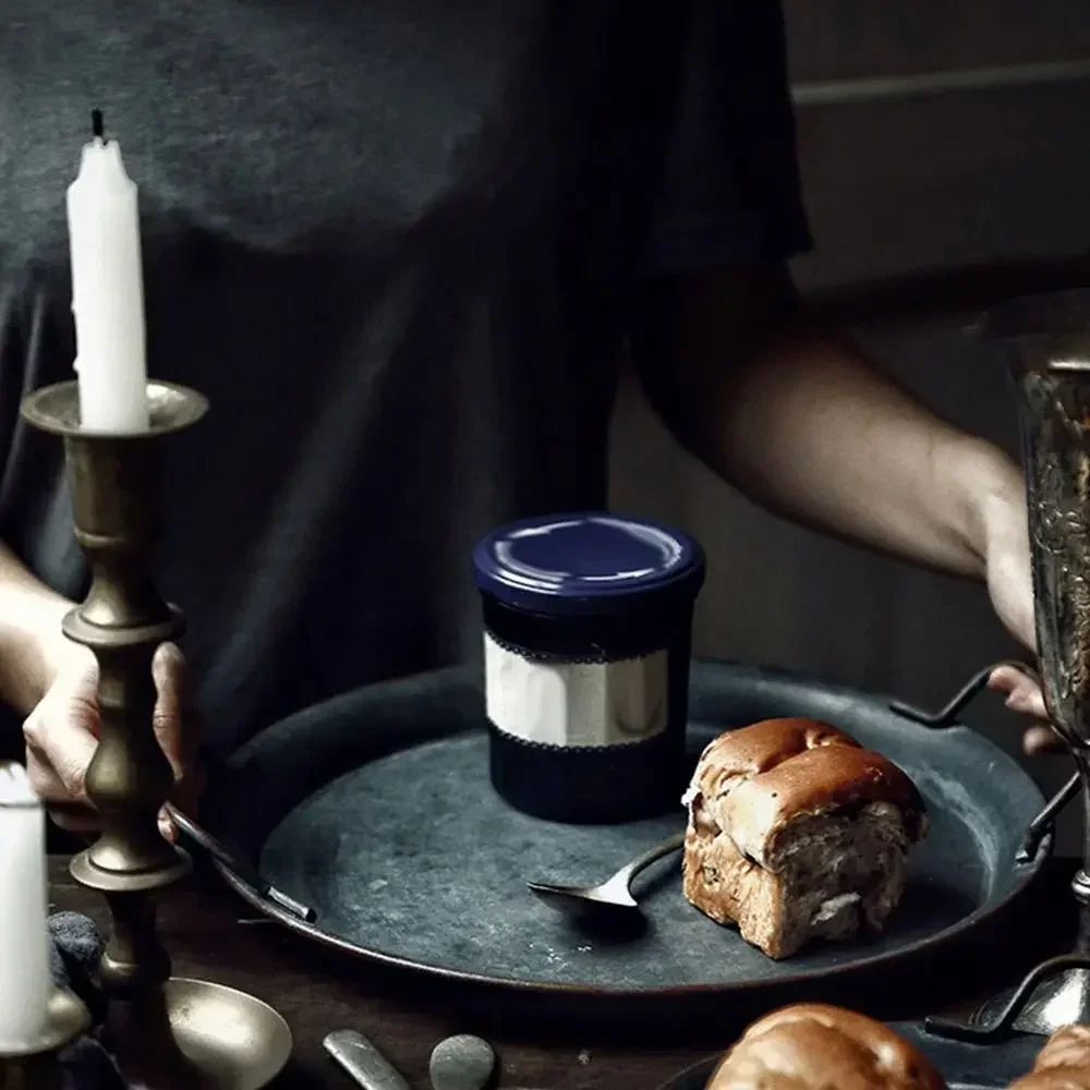 Runt metallbricka med handtag – rustik vintageinspirerad brödfat för servering och dekoration 2 Runt metallbricka med handtag – rustik vintageinspirerad brödfat för servering och dekoration - Bild 2