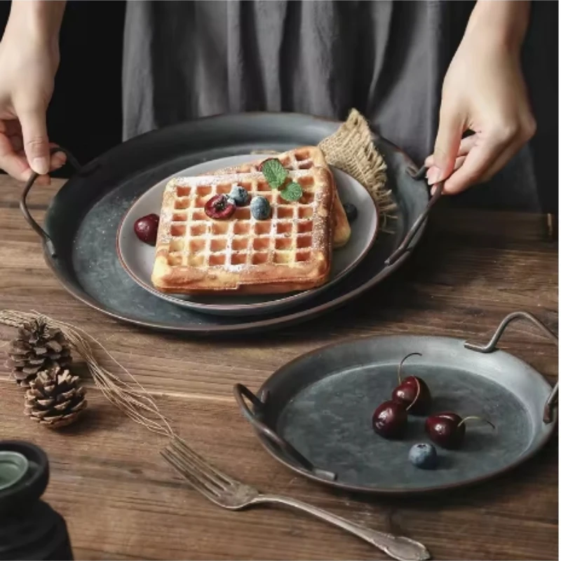 Runt metallbricka med handtag – rustik vintageinspirerad brödfat för servering och dekoration 1 Runt metallbricka med handtag – rustik vintageinspirerad brödfat för servering och dekoration