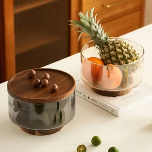 Fruktfat av akaciaträ och glas med hög fot – salladsskål och serveringsfat