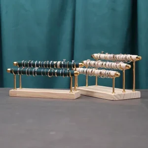 Alternative view of Flerskikts ringdisplayställ i massivt trä med avtagbar metallspong-stav ringhållare