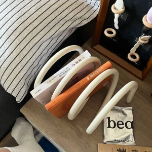 Bokhylla/organisatör i modern vårstil – Nordisk bordhylla för vardagsrum 12 Bokhylla/organisatör i modern vårstil – Nordisk bordhylla för vardagsrum