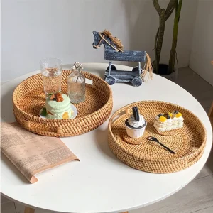 Rund serveringsbräda i naturlig rattan – vävd bricka för kök och bordsliv