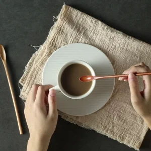 Träsked med långt skaft – liten sked för kaffe och blandning i naturligt trä