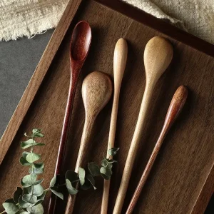 Träsked med långt skaft – liten sked för kaffe och blandning i naturligt trä