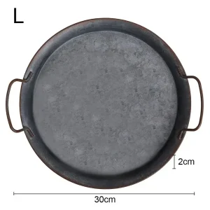 Runt metallbricka med handtag – rustik vintageinspirerad brödfat för servering och dekoration 11 Runt metallbricka med handtag – rustik vintageinspirerad brödfat för servering och dekoration