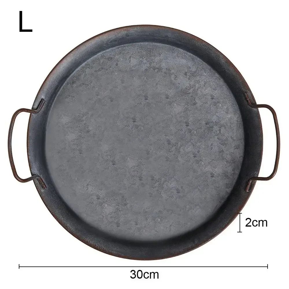 Runt metallbricka med handtag – rustik vintageinspirerad brödfat för servering och dekoration 4 Runt metallbricka med handtag – rustik vintageinspirerad brödfat för servering och dekoration - Bild 4