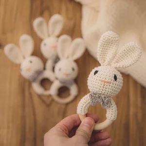1 stycke Baby Rattle – Amigurumi-kanin med träteether, crochet mjuk babyleksak