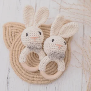 1 stycke Baby Rattle – Amigurumi-kanin med träteether, crochet mjuk babyleksak