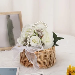 Rottingkorg med pärlhandtag och rosett – handvävd blomsterkorg i rotting (brun)