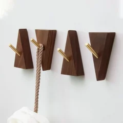 Triangelformad träkrok med mässingsdetaljer – mångsidig nyckel- och klädkrok för vägg