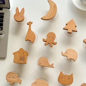 Söt trädjurskrok – väggkrok i bokträ för nycklar och kläder