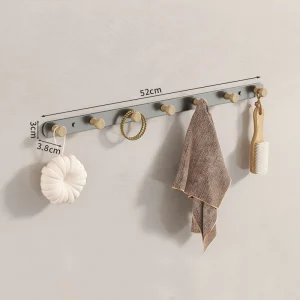 Väggmonterad hatthylla med metall- och träkrokar