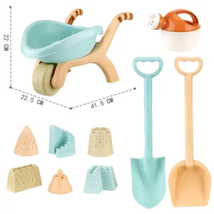 Barnens strandlek: sandsats med formar, spade och vattenlek – sommar utomhus