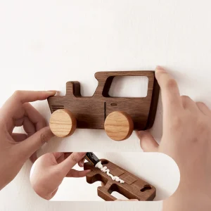 Alternative view of Bilformad nyckelhållare i massiv trä – dekorativ dubbelkrok för väggmontering utan borr