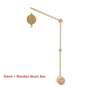 Träspjälsängsmobil med björn i mjuk filt – vaggande musiklåda och hängfäste