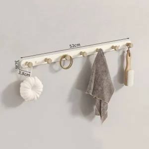 Väggmonterad hatthylla med metall- och träkrokar