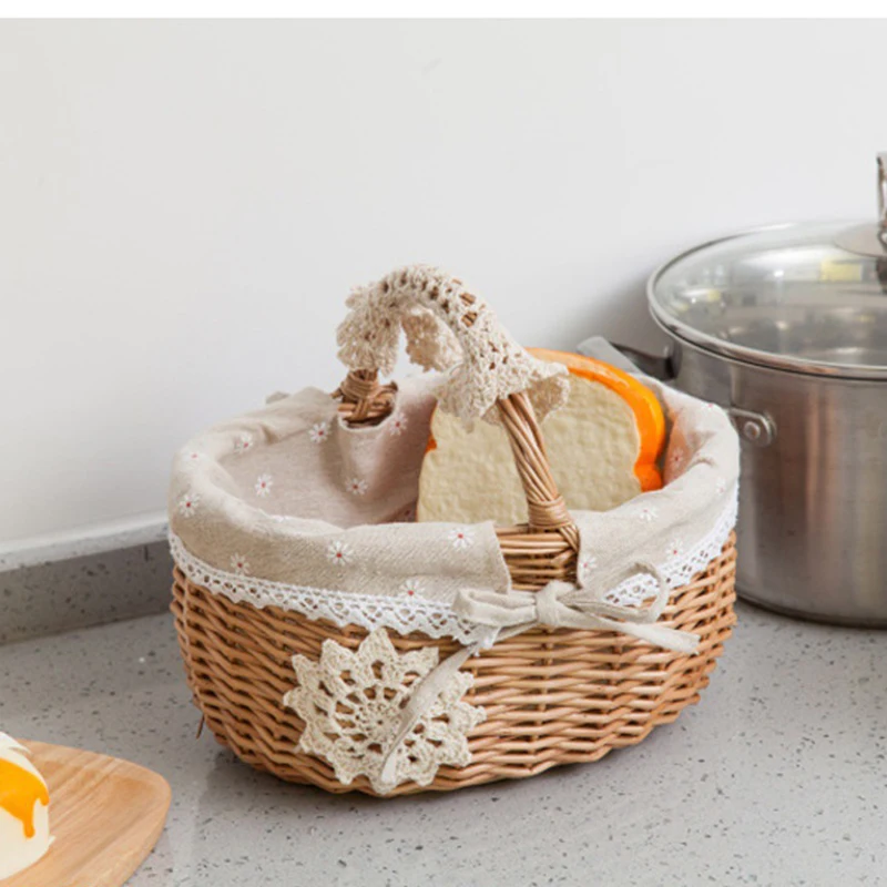 Vävd blomsterkorg i bambu – vit oval korg med tygfoder och spetsdetaljer 4 Vävd blomsterkorg i bambu – vit oval korg med tygfoder och spetsdetaljer - Bild 4