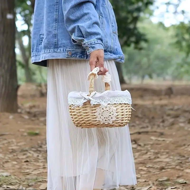 Vävd blomsterkorg i bambu – vit oval korg med tygfoder och spetsdetaljer 2 Vävd blomsterkorg i bambu – vit oval korg med tygfoder och spetsdetaljer - Bild 2