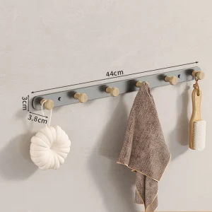 Väggmonterad hatthylla med metall- och träkrokar