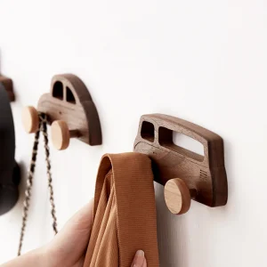 Bilformad nyckelhållare i massiv trä – dekorativ dubbelkrok för väggmontering utan borr