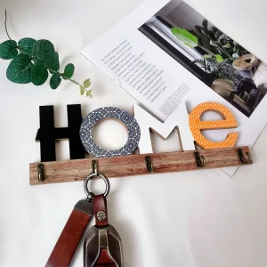 Nyckelförvaringskrok med bokstavsdekoration i trä – passar sovrum och vardagsrum