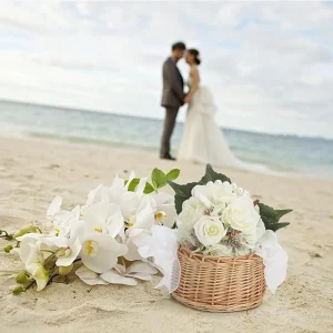 Rottingkorg med pärlhandtag och rosett – handvävd blomsterkorg i rotting (brun)