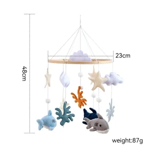 Träspjälsängsmobil med björn i mjuk filt – vaggande musiklåda och hängfäste