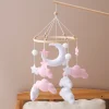 Spjälsängsmobil i mjuk filt – rosa moln, hängande vindklocka för nyfödda