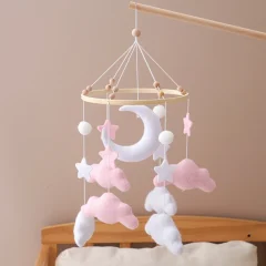 Spjälsängsmobil i mjuk filt – rosa moln, hängande vindklocka för nyfödda