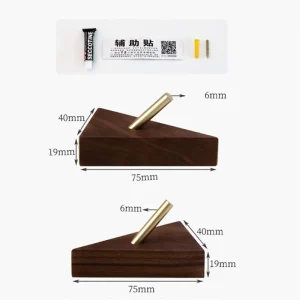 Triangelformad träkrok med mässingsdetaljer – mångsidig nyckel- och klädkrok för vägg