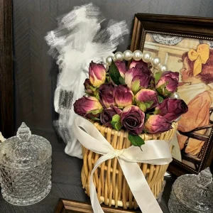 Elegant flätad videkorg med pärlhantag och vit rosett – perfekt bröllop, fest eller som gåvokorg 7 Elegant flätad videkorg med pärlhantag och vit rosett – perfekt bröllop, fest eller som gåvokorg