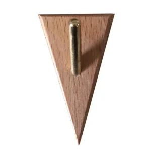 Triangelformad träkrok med mässingsdetaljer – mångsidig nyckel- och klädkrok för vägg