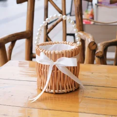 Elegant flätad videkorg med pärlhantag och vit rosett – perfekt bröllop, fest eller som gåvokorg