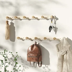 Väggmonterad hatthylla med metall- och träkrokar