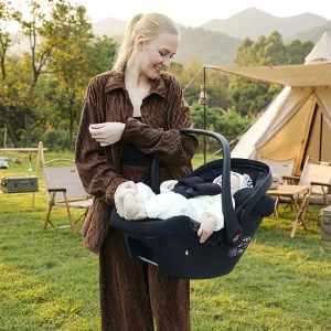 Svart bilbarnstol med Isofix-basstation, I-Size, UPF45+ solskydd och andningsbar mesh