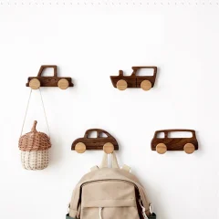 Bilformad nyckelhållare i massiv trä – dekorativ dubbelkrok för väggmontering utan borr