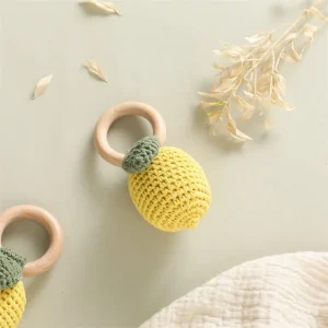 Fruktcrochet skallra – trä- och bomullsleksak för bebisar