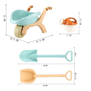 Barnens strandlek: sandsats med formar, spade och vattenlek – sommar utomhus