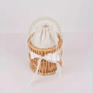 Elegant flätad videkorg med pärlhantag och vit rosett – perfekt bröllop, fest eller som gåvokorg 8 Elegant flätad videkorg med pärlhantag och vit rosett – perfekt bröllop, fest eller som gåvokorg