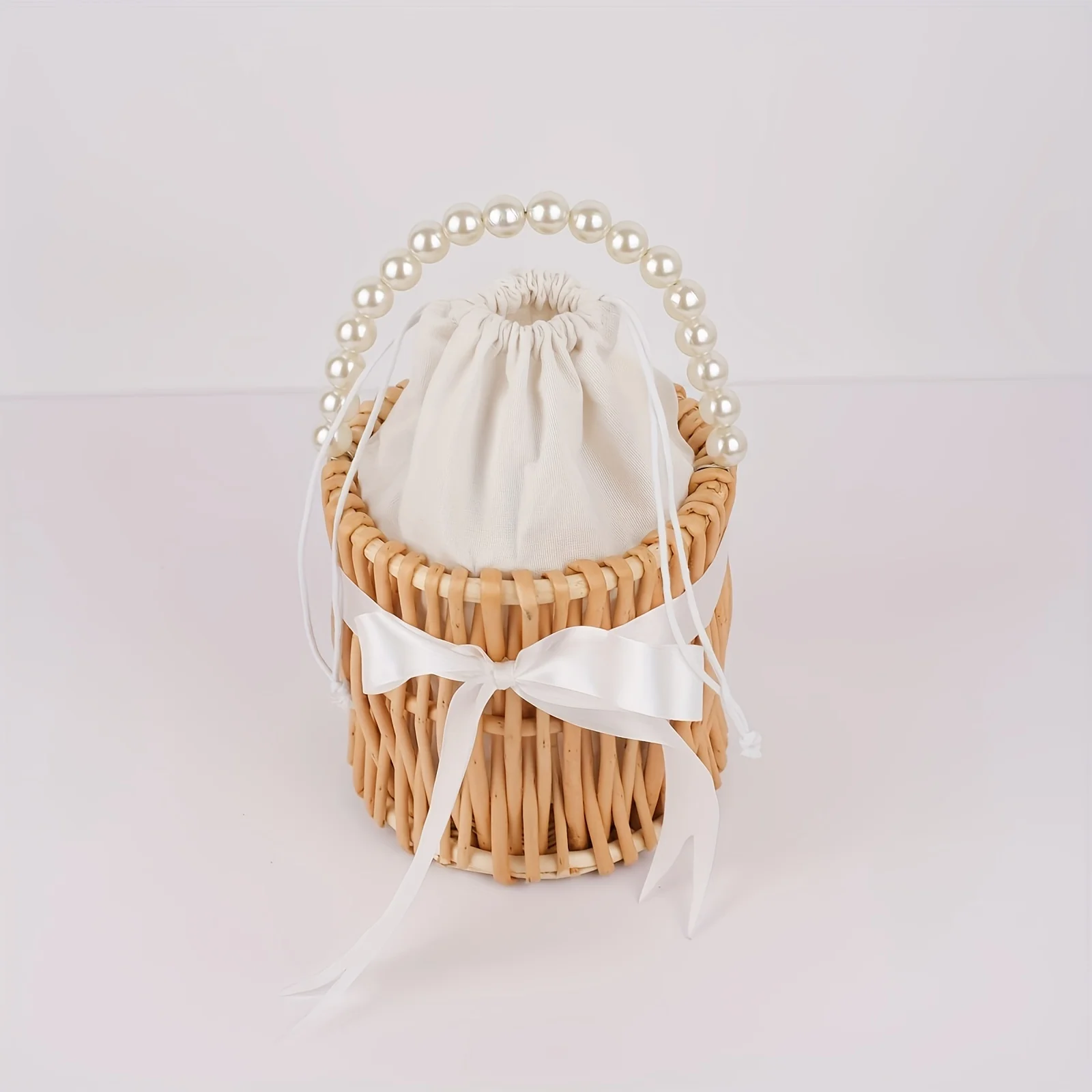 Elegant flätad videkorg med pärlhantag och vit rosett – perfekt bröllop, fest eller som gåvokorg 3 Elegant flätad videkorg med pärlhantag och vit rosett – perfekt bröllop, fest eller som gåvokorg - Bild 3