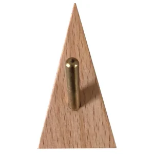 Triangelformad träkrok med mässingsdetaljer – mångsidig nyckel- och klädkrok för vägg