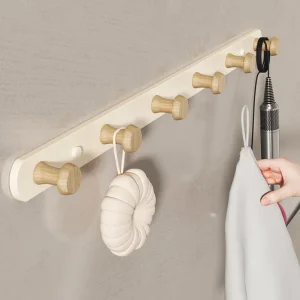 Väggmonterad hatthylla med metall- och träkrokar